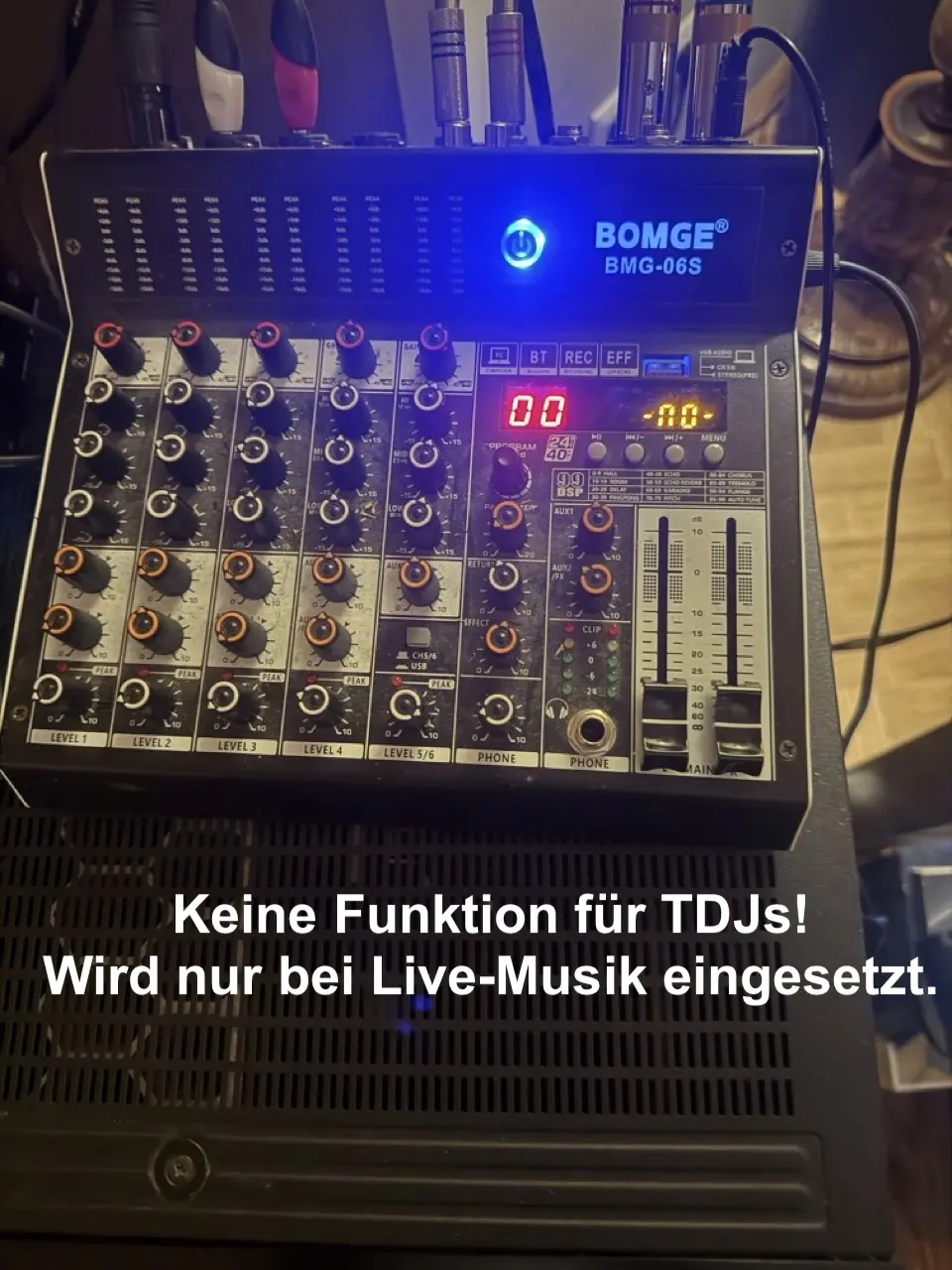 Mischpult im Salon mit dem Hinweis: keine Funktion für TDJs, wird nur bei Live-Musik eingesetzt.