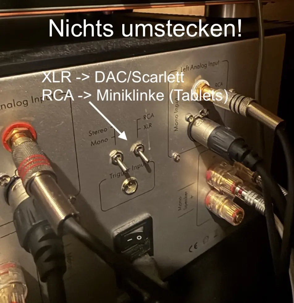 Rückseite des Verstärkers: der Kippschalter steht auf XLR für das DAC, auf RCA nur für die Miniklinke. Hinweis im Bild: Nichts umstecken.